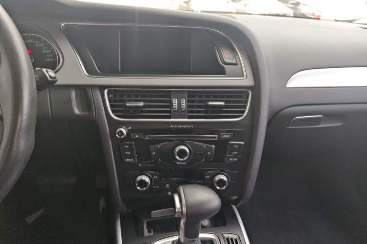 Used Audi A4L 2015 35 TFSI Automatic Standard Model Audio And AC Panel