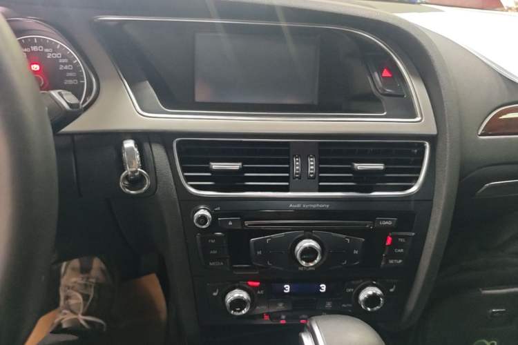 Used Audi A4L 2015 35 TFSI Automatic Comfort Model Audio And AC Panel