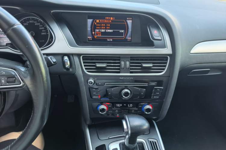 Used Audi A4L 2015 35 TFSI Automatic Standard Model Audio And AC Panel