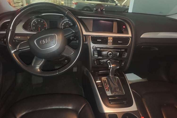 Used Audi A4L 2015 30 TFSI Automatic Comfort Model Center Console