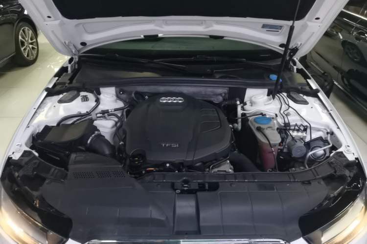Used Audi A4L 2015 35 TFSI Automatic Standard Model Engine Bay