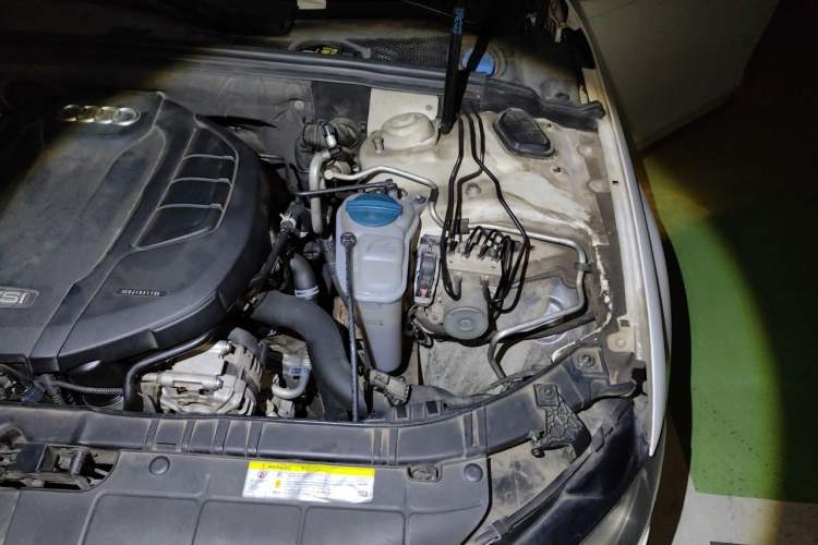 Used Audi A4L 2015 35 TFSI Automatic Technology Model Engine Bay Left
