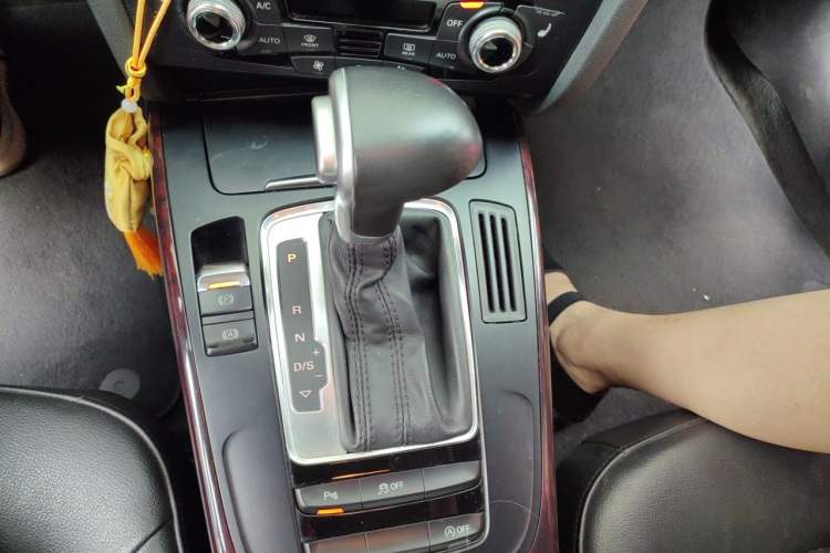 Used Audi A4L 2015 35 TFSI Automatic Comfort Model Gear Lever
