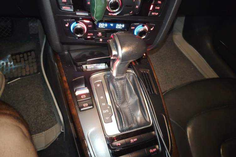 Used Audi A4L 2015 35 TFSI Automatic Comfort Model Gear Lever
