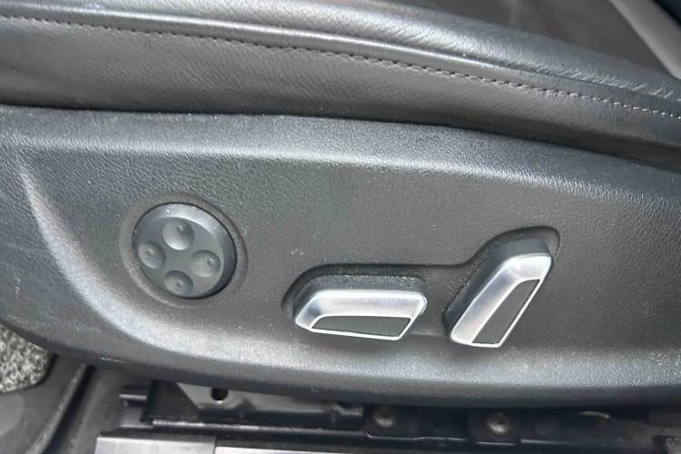 Used Audi A4L 2015 35 TFSI Automatic Comfort Model Interior 8