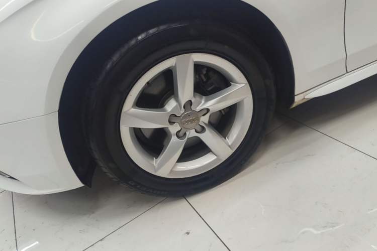 Used Audi A4L 2015 35 TFSI Automatic Standard Model Left Front Wheel Hub