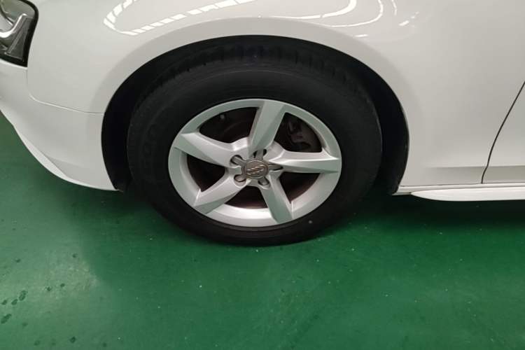 Used Audi A4L 2015 35 TFSI Automatic Standard Model Left Front Wheel Hub