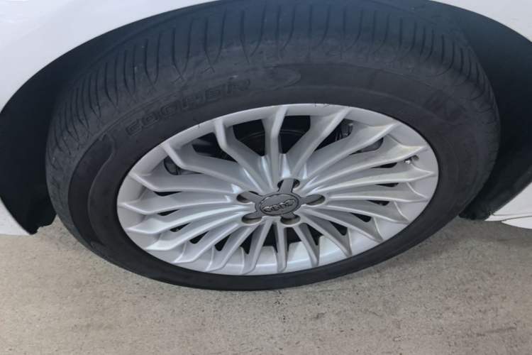 Used Audi A4L 2015 35 TFSI Automatic Comfort Model Left Front Wheel Hub