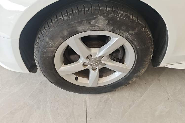 Used Audi A4L 2015 35 TFSI Automatic Standard Model Left Front Wheel Hub