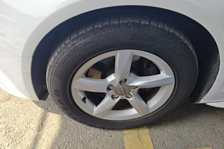 Used Audi A4L 2015 35 TFSI Automatic Standard Model Left Front Wheel Hub