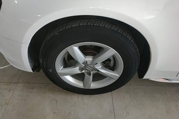 Used Audi A4L 2015 35 TFSI Automatic Standard Model Left Front Wheel Hub