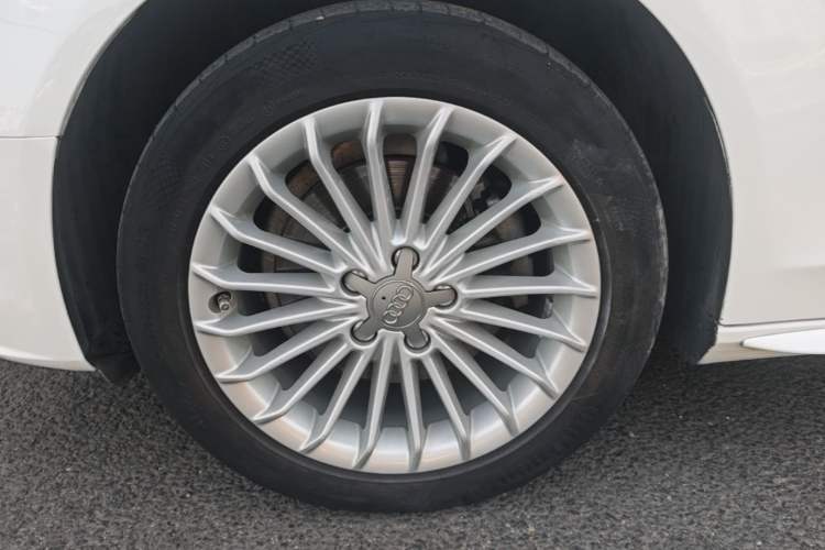 Used Audi A4L 2015 35 TFSI Automatic Standard Model Left Front Wheel Hub
