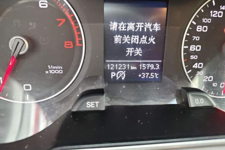 Used Audi A4L 2015 35 TFSI Automatic Comfort Model Odometer Close Up