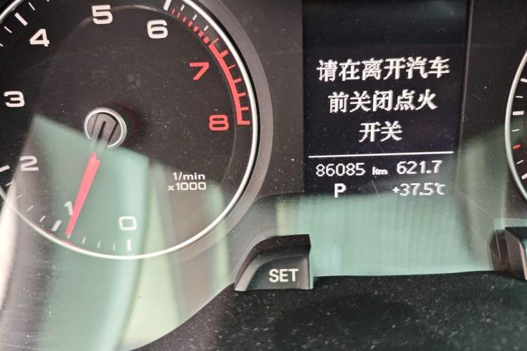 Used Audi A4L 2015 35 TFSI Automatic Comfort Model Odometer Close Up