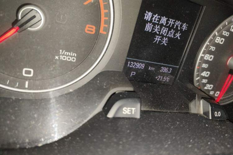 Used Audi A4L 2015 35 TFSI Automatic Technology Model Odometer Close Up