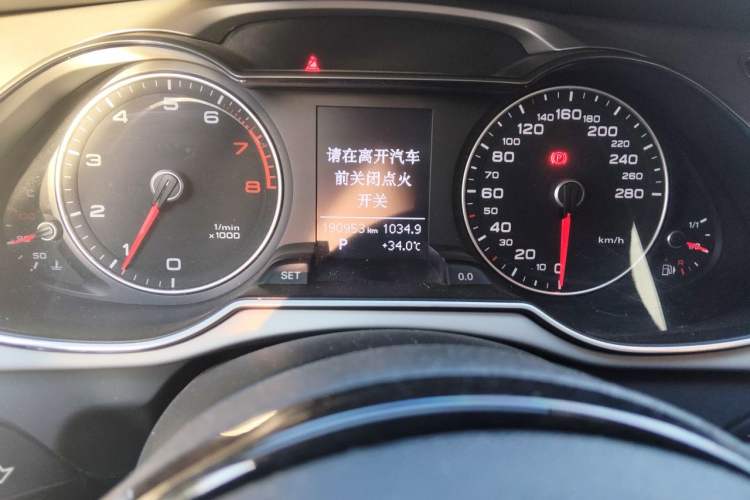 Used Audi A4L 2015 35 TFSI Automatic Comfort Model Odometer Close Up