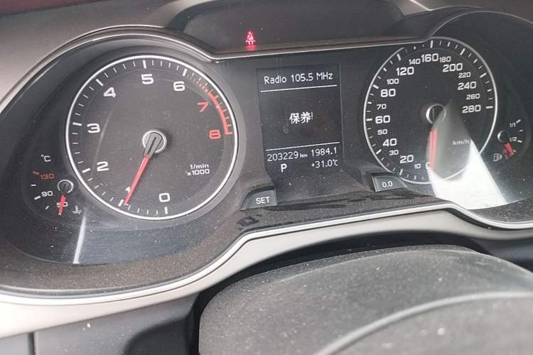 Used Audi A4L 2015 35 TFSI Automatic Standard Model Odometer Close Up