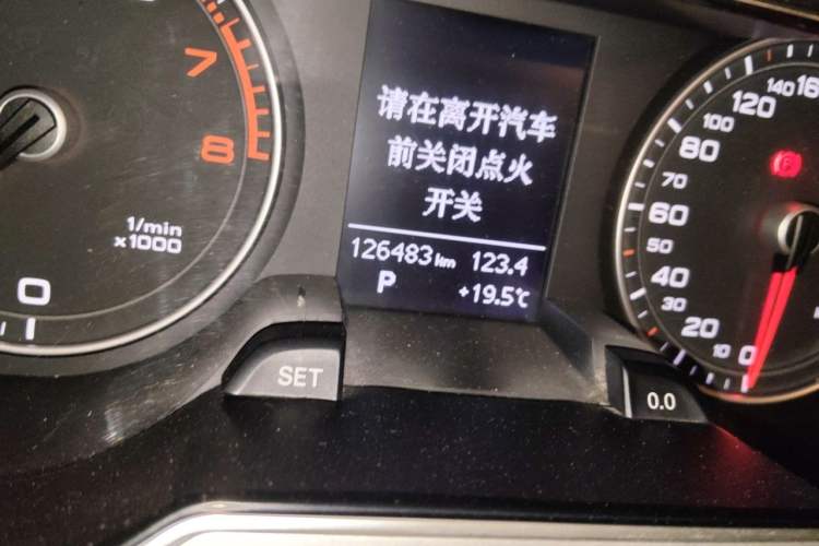 Used Audi A4L 2015 35 TFSI Automatic Comfort Model Odometer Close Up