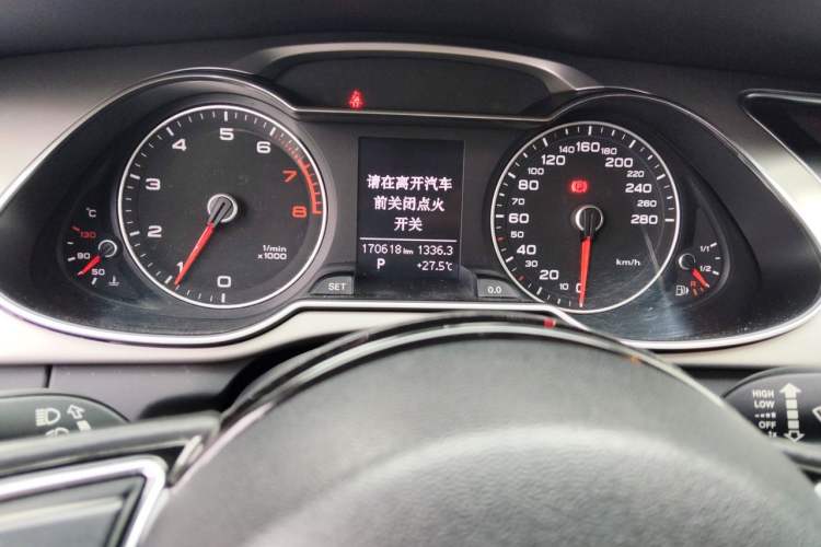 Used Audi A4L 2015 35 TFSI Automatic Standard Model Odometer Close Up