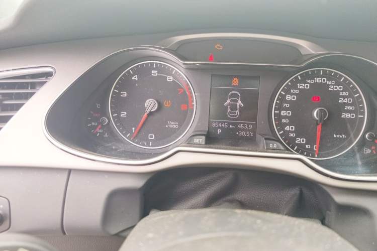 Used Audi A4L 2015 35 TFSI Automatic Standard Model Odometer Close Up