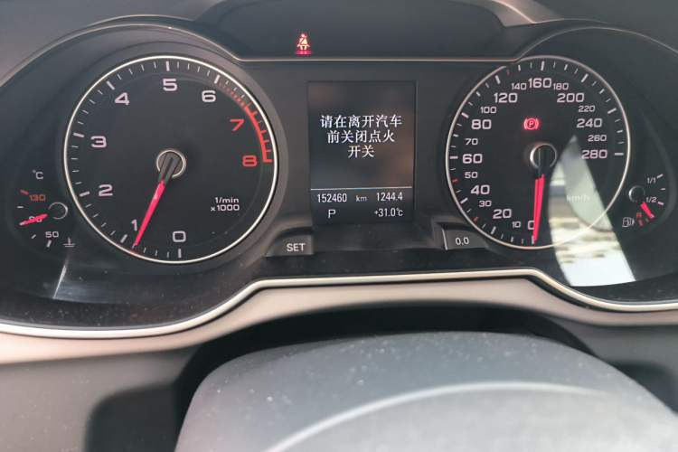 Used Audi A4L 2015 35 TFSI Automatic Standard Model Odometer Close Up