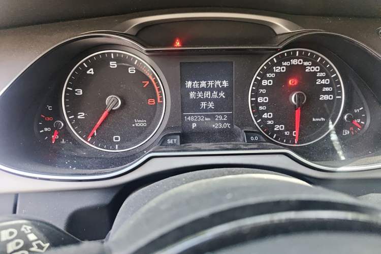 Used Audi A4L 2015 35 TFSI Automatic Standard Model Odometer Close Up