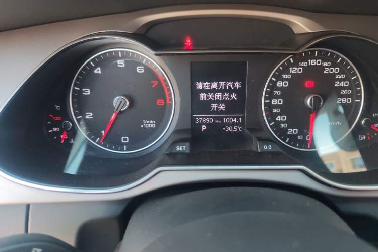 Used Audi A4L 2015 35 TFSI Automatic Standard Model Odometer Close Up