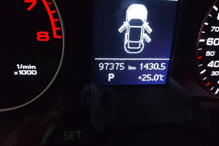 Used Audi A4L 2015 35 TFSI Automatic Standard Model Odometer Close Up