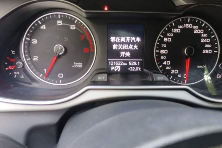 Used Audi A4L 2015 35 TFSI Automatic Comfort Model Odometer Close Up