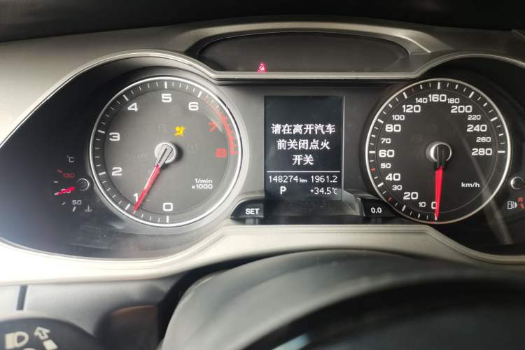 Used Audi A4L 2015 35 TFSI Automatic Comfort Model Odometer Close Up