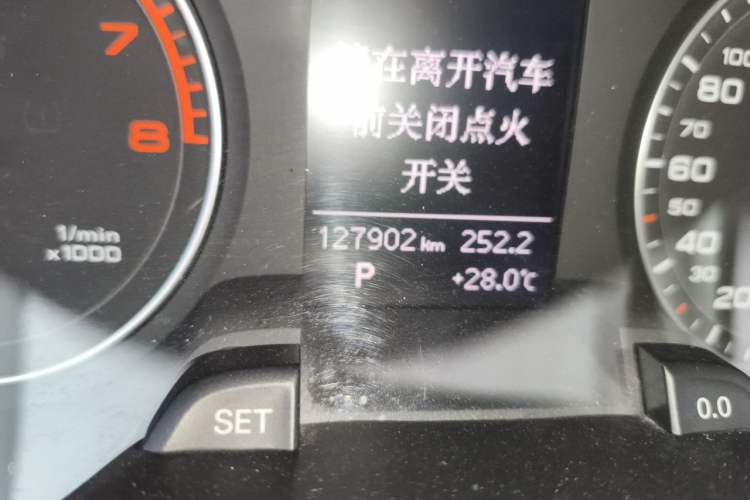 Used Audi A4L 2015 35 TFSI Automatic Standard Model Odometer Close Up