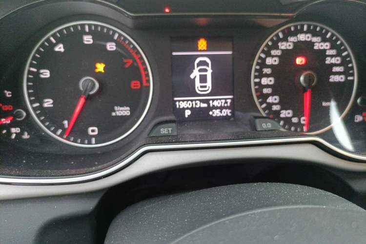 Used Audi A4L 2015 35 TFSI Automatic Standard Model Odometer Close Up