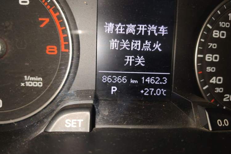Used Audi A4L 2015 35 TFSI Automatic Technology Model Odometer Close Up