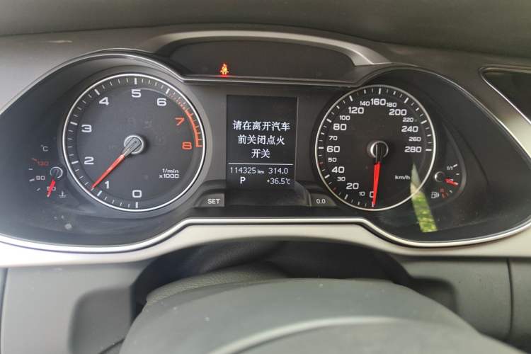 Used Audi A4L 2015 35 TFSI Automatic Standard Model Odometer Close Up