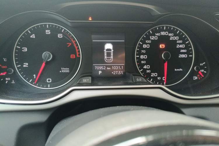 Used Audi A4L 2015 35 TFSI Automatic Standard Model Odometer Close Up