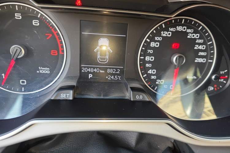 Used Audi A4L 2015 35 TFSI Automatic Comfort Model Odometer Close Up