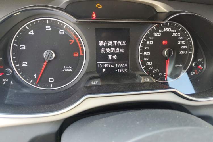 Used Audi A4L 2015 35 TFSI Automatic Comfort Model Odometer Close Up