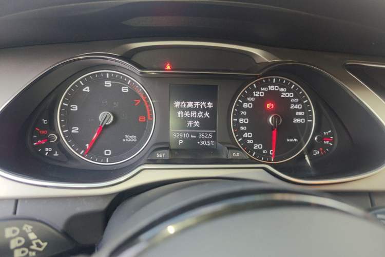 Used Audi A4L 2015 35 TFSI Automatic Standard Model Odometer Close Up
