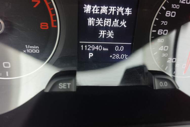 Used Audi A4L 2015 35 TFSI Automatic Comfort Model Odometer Close Up