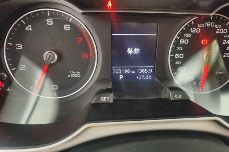 Used Audi A4L 2015 35 TFSI Automatic Comfort Model Odometer Close Up