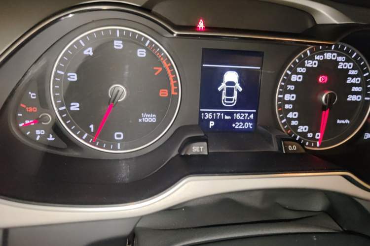 Used Audi A4L 2015 35 TFSI Automatic Standard Model Odometer Close Up