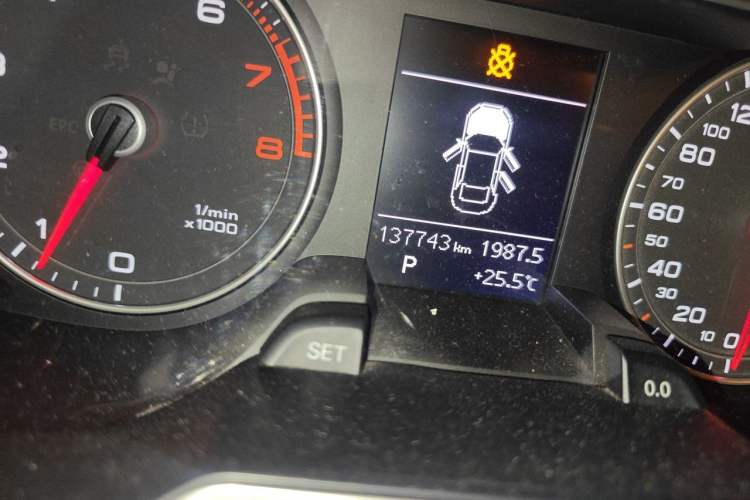 Used Audi A4L 2015 35 TFSI Automatic Comfort Model Odometer Close Up