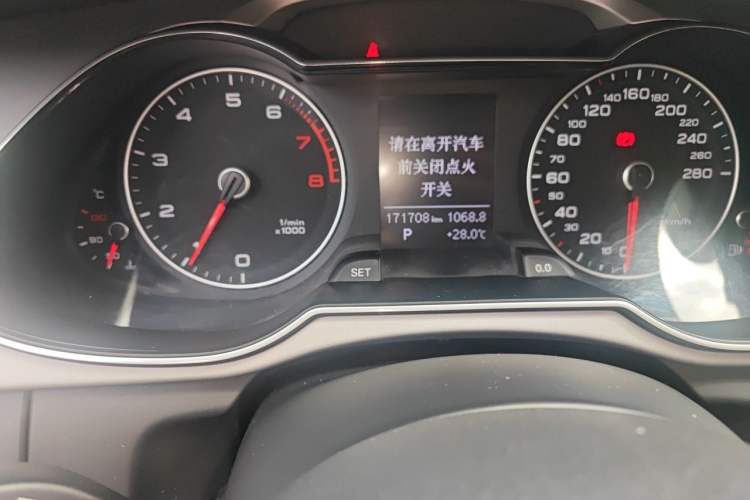 Used Audi A4L 2015 35 TFSI Automatic Comfort Model Odometer Close Up