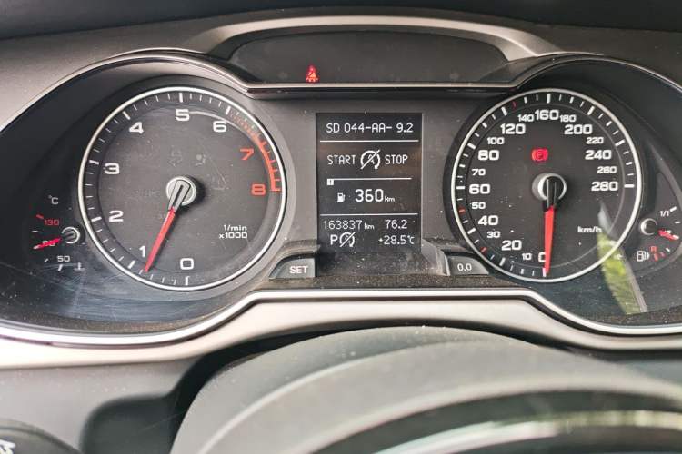 Used Audi A4L 2015 35 TFSI Automatic Comfort Model Odometer Close Up