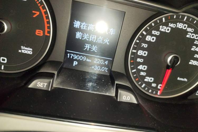 Used Audi A4L 2015 35 TFSI Automatic Standard Model Odometer Close Up