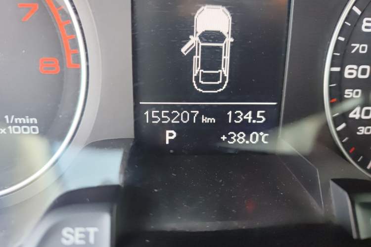Used Audi A4L 2015 35 TFSI Automatic Standard Model Odometer Close Up