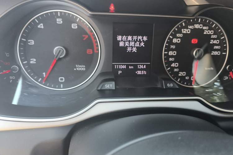 Used Audi A4L 2015 35 TFSI Automatic Technology Model Odometer Close Up