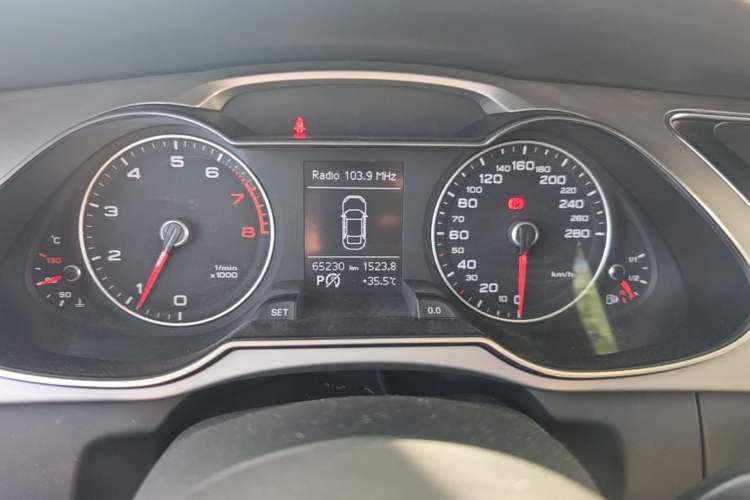 Used Audi A4L 2015 35 TFSI Automatic Comfort Model Odometer Close Up