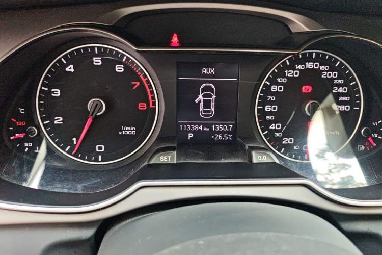 Used Audi A4L 2015 35 TFSI Automatic Standard Model Odometer Close Up