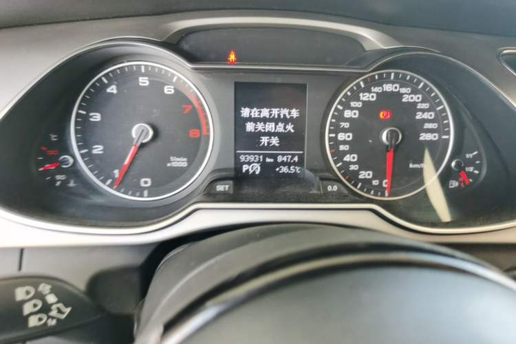 Used Audi A4L 2015 35 TFSI Automatic Standard Model Odometer Close Up